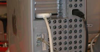 Per Facebook le curve di Power Mac G4 sono troppo osé